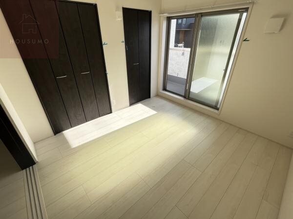 物件内観写真8　(広くて明るい寝室)