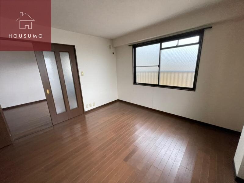 物件内観写真8　(広くて明るい寝室)