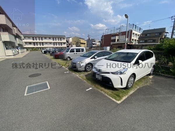 物件外観写真2　(車をお持ちの方に嬉しい駐車場付きの物件です)