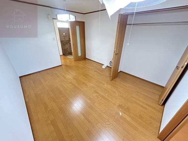 物件内観写真16　(こちらの居間で趣味の時間をお楽しみください)