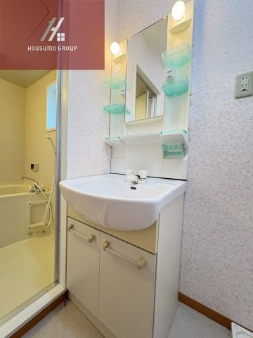 物件内観写真16　(独立洗面台、小物を置くことができて便利です)