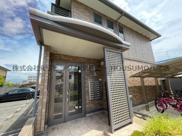 物件外観写真1　(落ち着いた雰囲気の外観です)