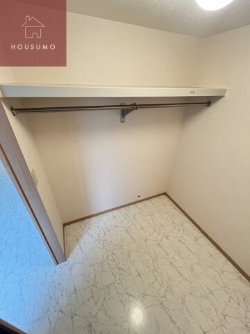 物件内観写真17　(収納豊富です)