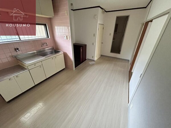 居室(こちらの居間で趣味の時間をお楽しみください)