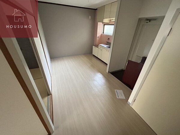 居室(こちらの居間で趣味の時間をお楽しみください)