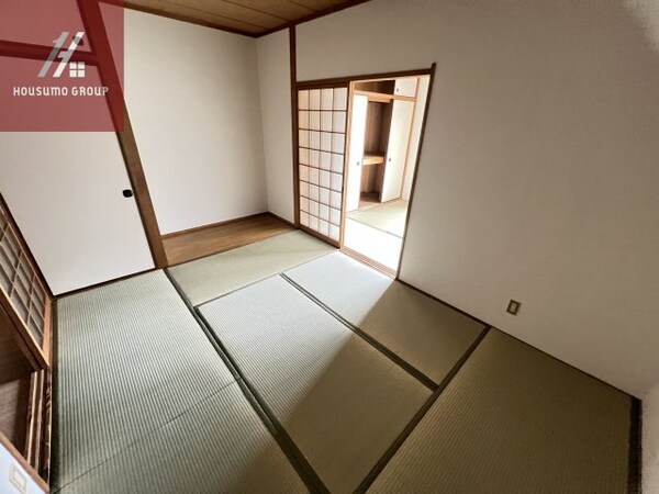 寝室(落ち着いた色調の寝室です)