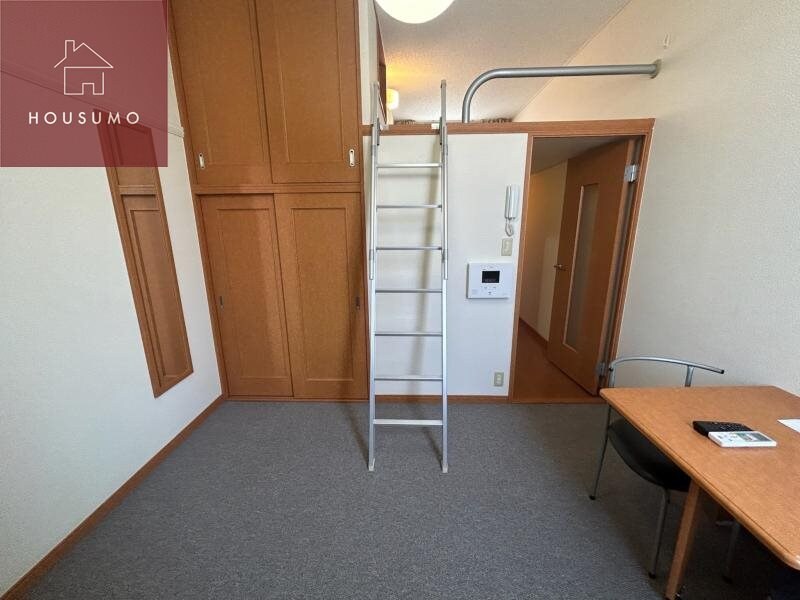 物件内観写真4　(こちらのリビングで趣味の時間をお楽しみください)