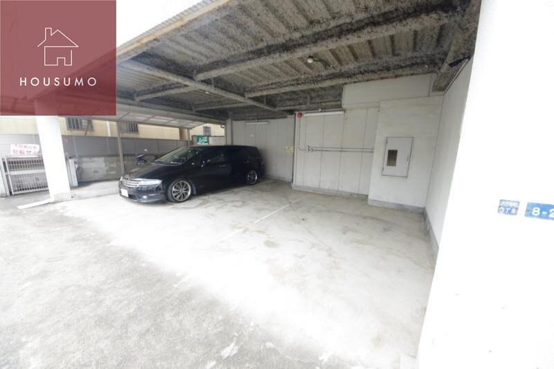 物件外観写真4　(車をお持ちの方に嬉しい駐車場付きの物件です)