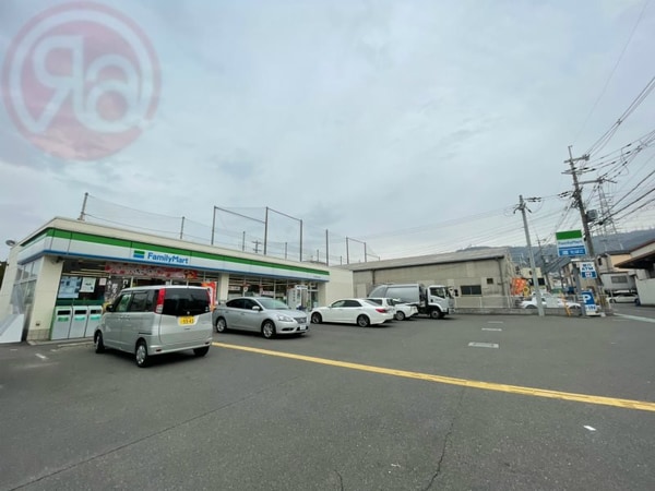 周辺環境(ファミリーマート中石切町五丁目店 501m)