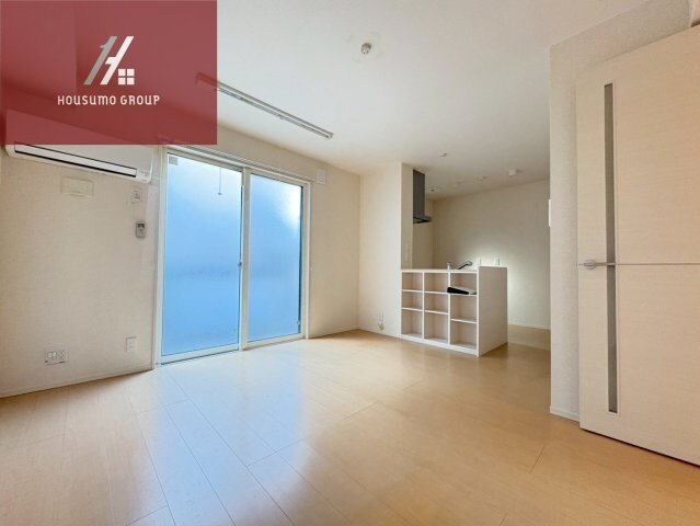 物件内観写真5　(こちらの居間で趣味の時間をお楽しみください)