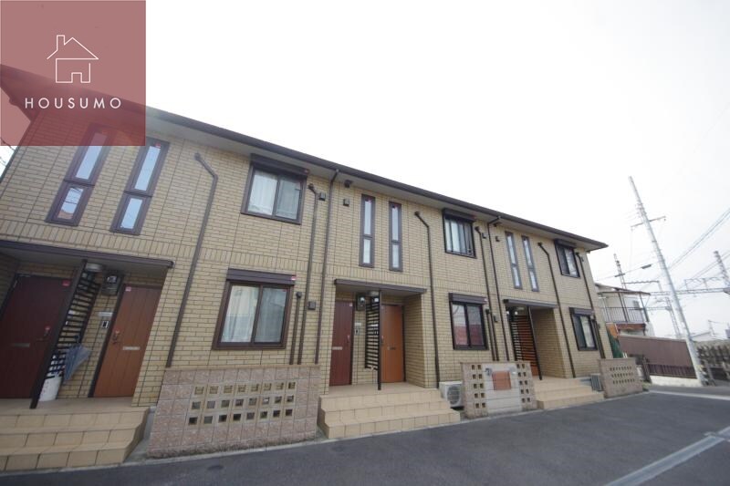 物件外観写真3　(ゆとりのあるエントランスです)