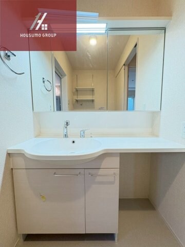 物件内観写真10　(朝の支度にも助かる、独立の洗髪洗面化粧台)