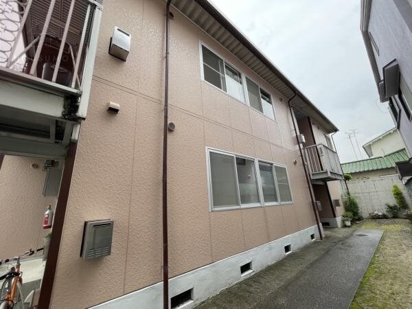 物件外観写真2　(外観は落ち着いています)