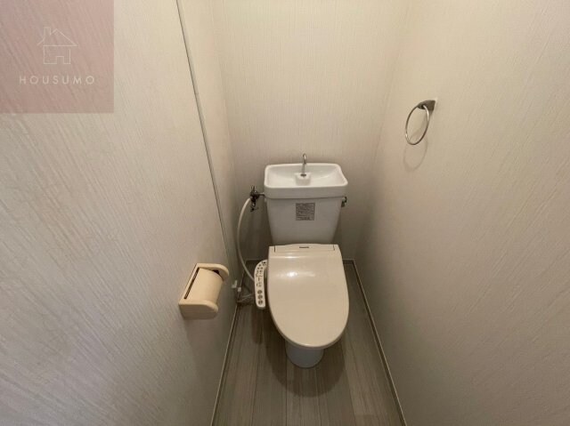 物件内観写真7　(落ち着いた色調のトイレです)