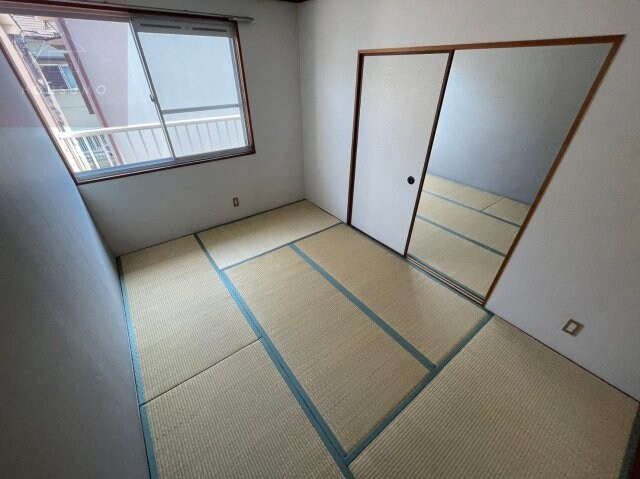 物件内観写真19　(落ち着いた色調の寝室です)