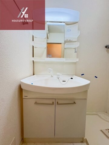 物件内観写真11　(朝の身支度には欠かせない独立洗面化粧台)