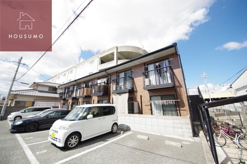 物件外観写真1　(落ち着いた雰囲気の外観です)