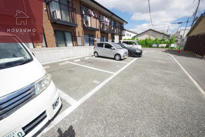 物件外観写真2　(駐車場があるので、車を買う予定の方も安心です)
