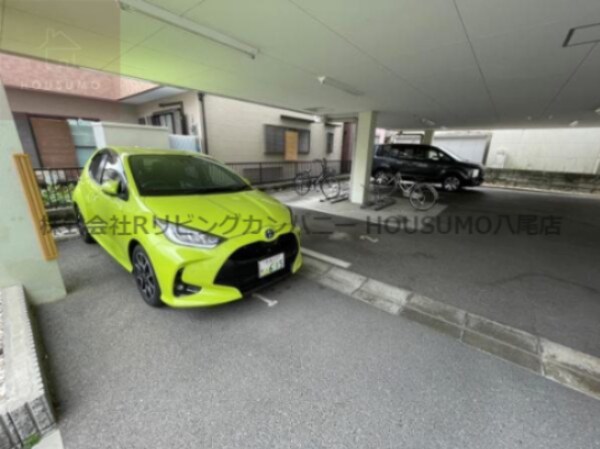 駐車場(車をお持ちの方に嬉しい駐車場付きの物件です)