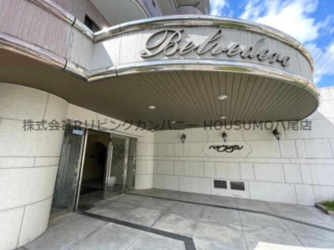 物件外観写真2　(落ち着いたエントランスです)