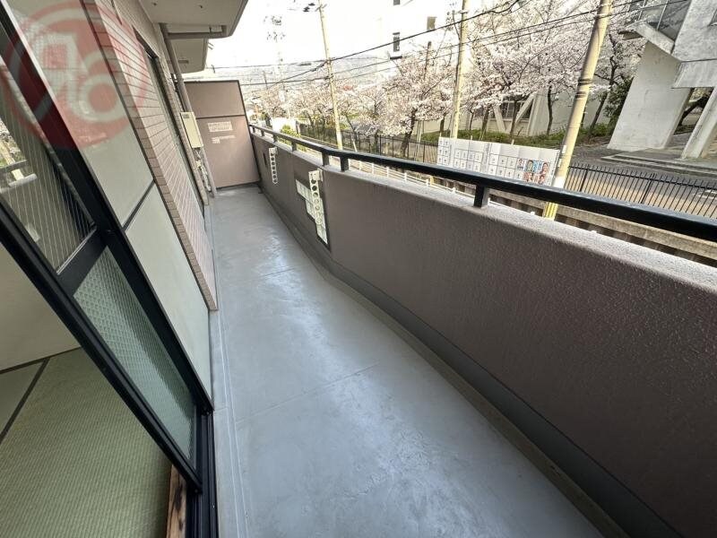 物件内観写真12　(お洗濯にも便利なバルコニー付き)