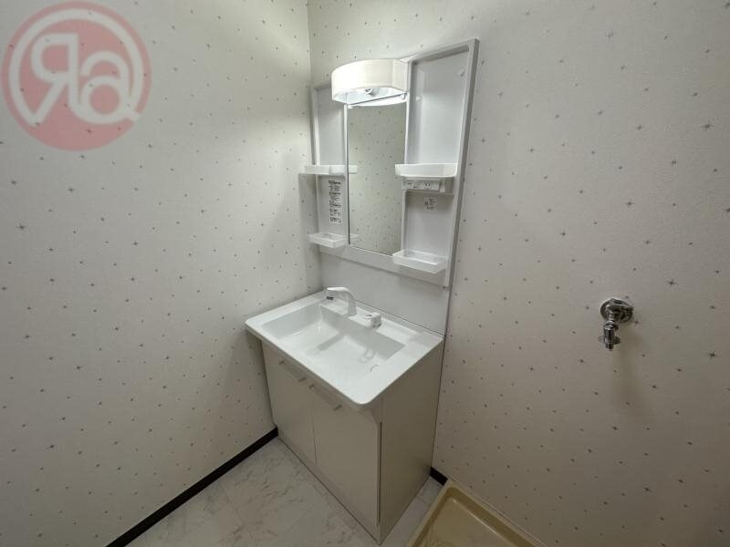 物件内観写真19　(独立洗面台、小物を置くことができて便利です)