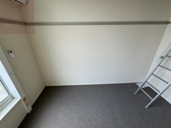 物件内観写真8　(落ち着いた色調の洋室です)