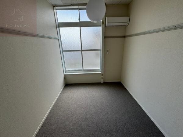 物件内観写真29　(落ち着いた色調の洋室です)