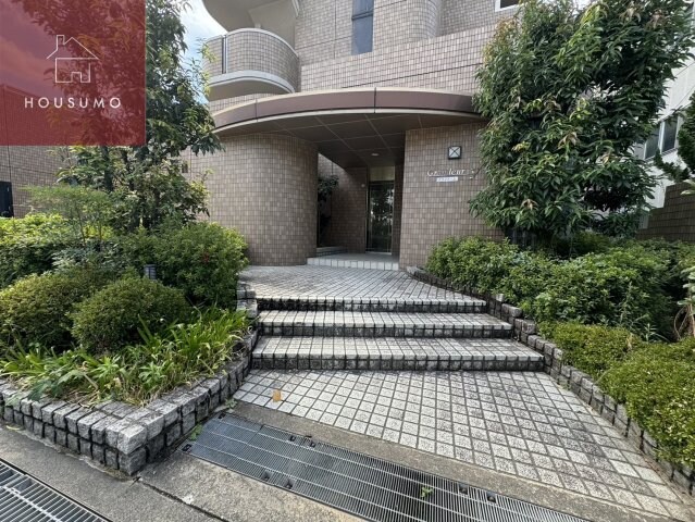 物件外観写真2　(落ち着いたエントランスです)