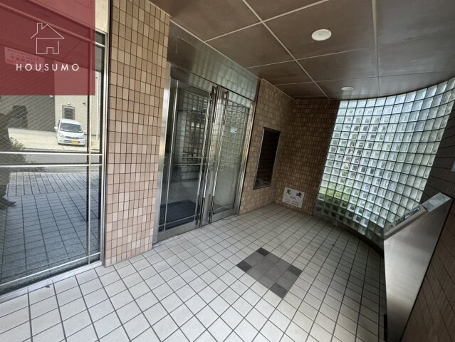 物件外観写真3　(落ち着いたロビーです)