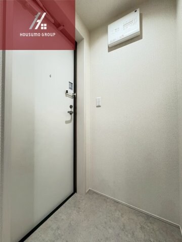 物件内観写真14　(明るい玄関です)