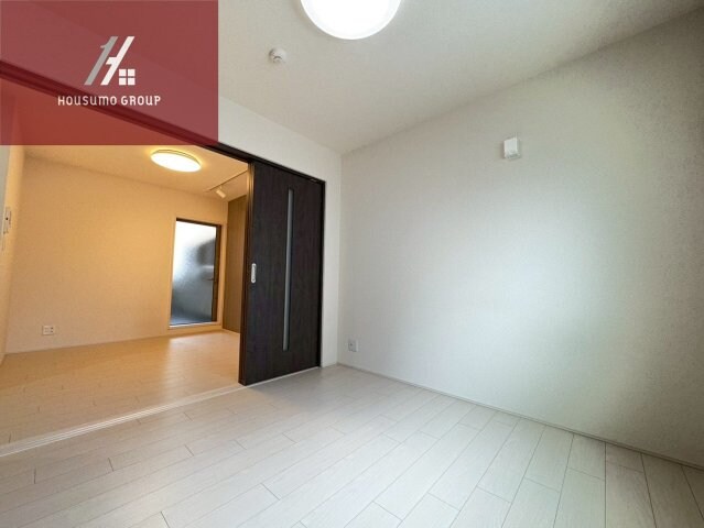 物件内観写真19　(広々とした洋室です)