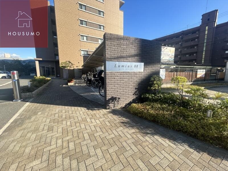 物件外観写真3　(ゆとりのあるエントランスです)