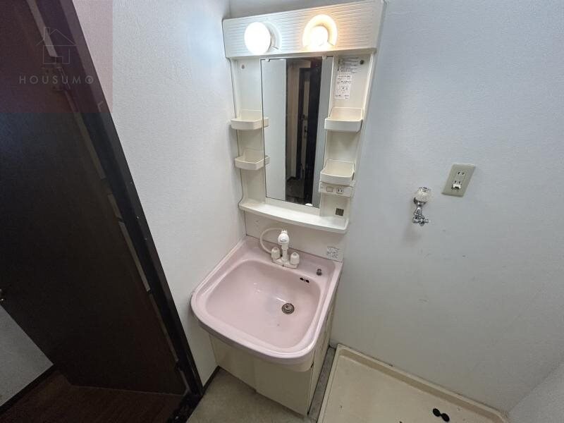 物件内観写真19　(独立洗面台、小物を置くことができて便利です)