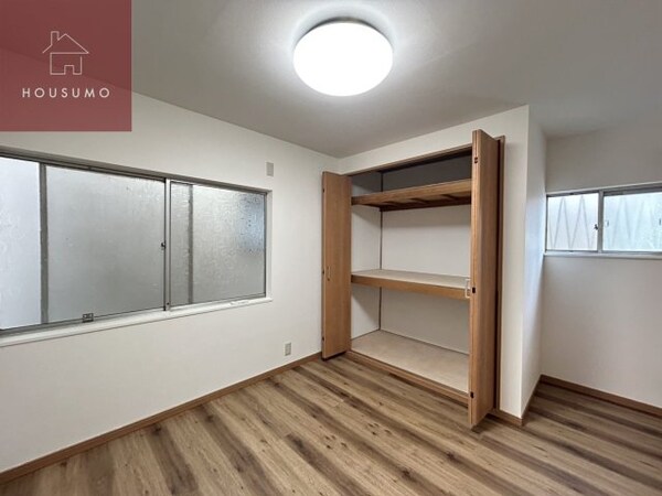 寝室(落ち着いて過ごせるお部屋なので、寝室にいかがでしょうか)