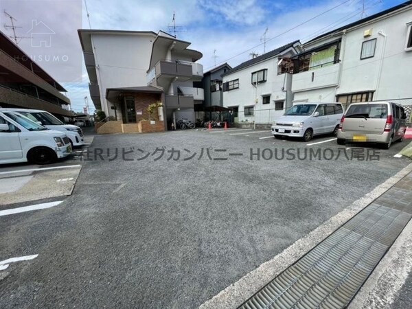 駐車場(車をお持ちの方に嬉しい駐車場付きの物件です)