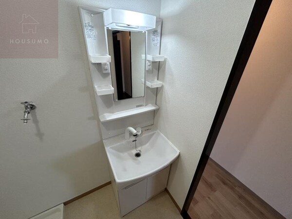 洗面・脱衣所(独立洗面台、小物を置くことができて便利です)