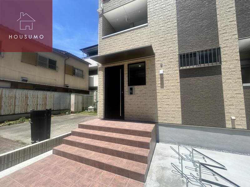 物件外観写真3　(ゆとりのあるエントランスです)