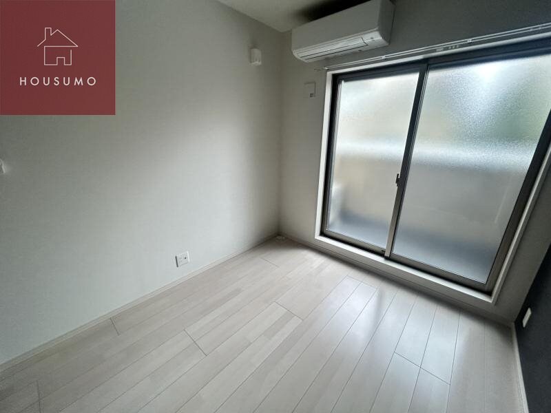 物件内観写真8　(開放的な寝室です)