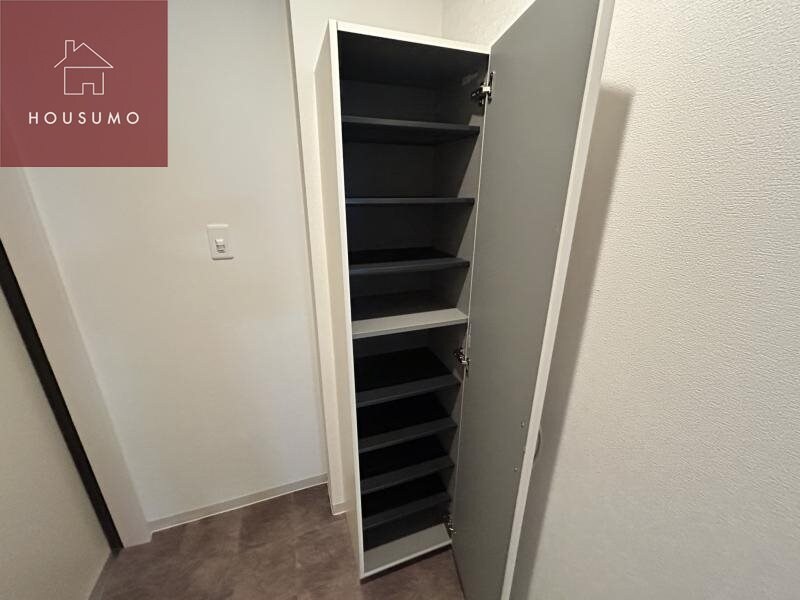 物件内観写真28　(大きなスペースがあり、収納には困りません)