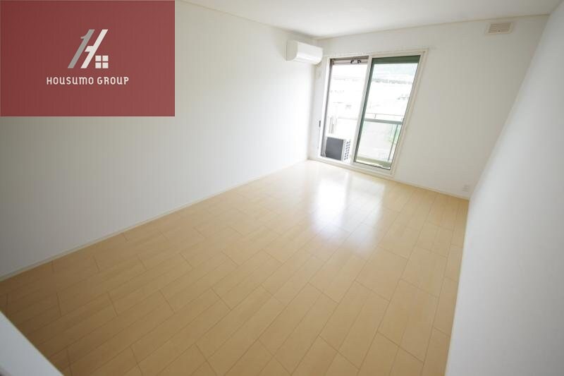 物件内観写真4　(こちらの居間で趣味の時間をお楽しみください)