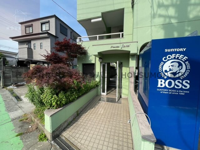 物件外観写真2　(落ち着いたエントランスです)