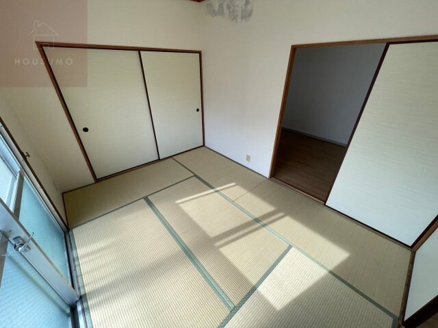 物件内観写真19　(開放的な寝室です)