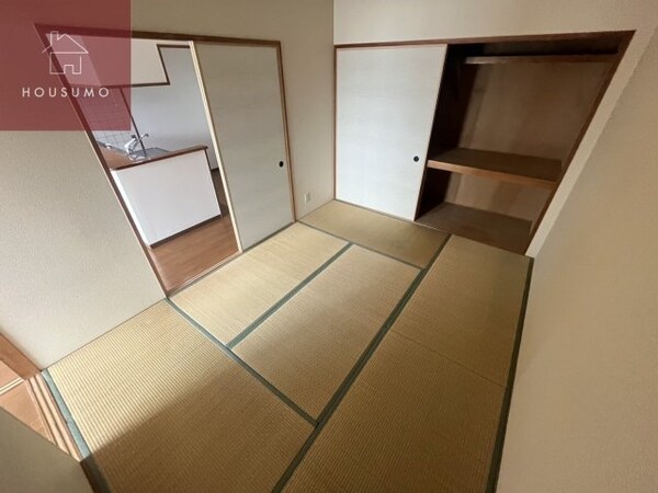 寝室(落ち着いた色調の寝室です)