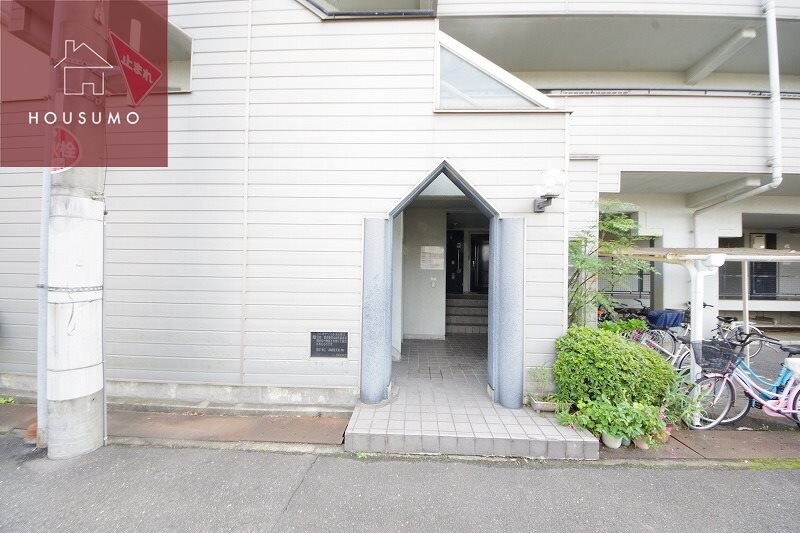 物件外観写真2　(ゆとりのあるエントランスです)
