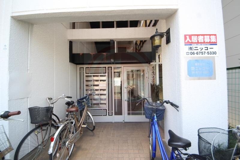 物件外観写真2　(ゆとりのあるエントランスです)