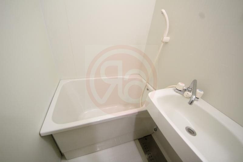 物件内観写真9　(日々の疲れを癒すお風呂付です)