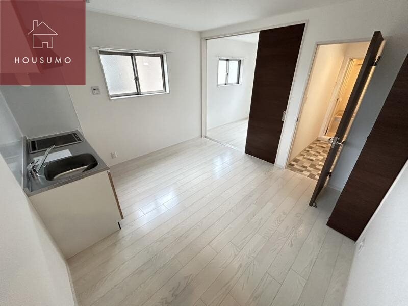 物件内観写真5　(こちらのリビングで趣味の時間をお楽しみください)