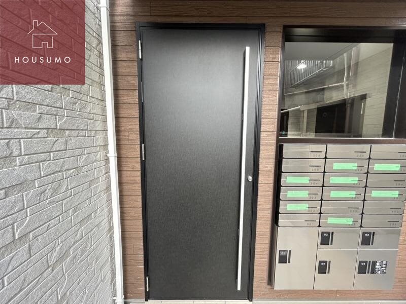 物件外観写真3　(落ち着いたエントランスです)