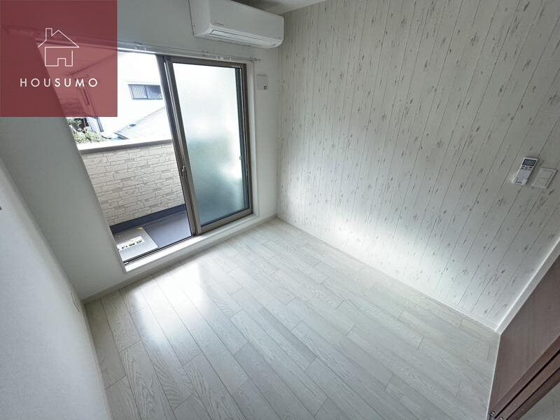 物件内観写真8　(落ち着いた色調の寝室です)